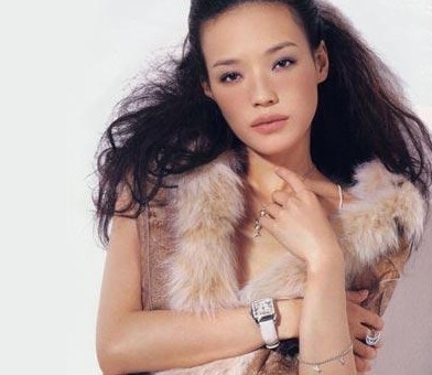 舒淇在《色情男女》中身着戏服但神情落寞的剧照