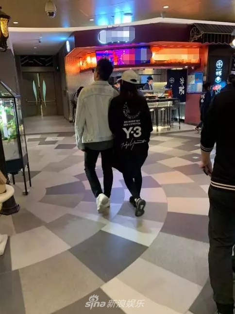 万茜与丈夫被媒体偶遇的日常出行背影照，两人穿着休闲低调
