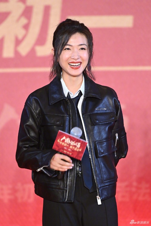 万茜在某电影发布会现场，正在认真听取提问的特写