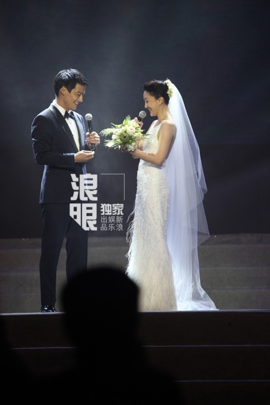 闫学晶在亲友婚礼上发言宣布婚讯的现场照片