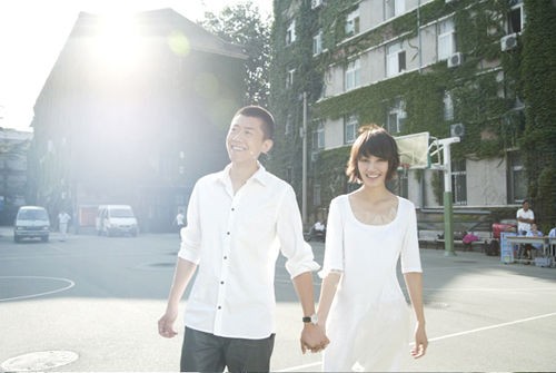 袁泉夏雨重返中戏拍摄的校园风结婚照
