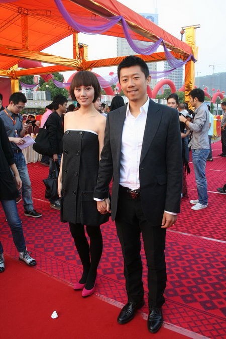 2007年金鸡百花电影节红毯上夏雨袁泉十指紧扣的经典画面