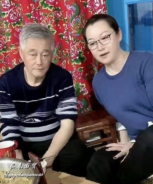 赵本山与马丽娟出席活动的公开合影