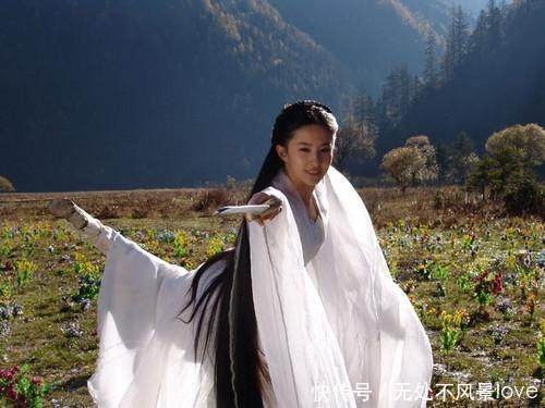 刘亦菲在《花木兰》首映礼上的造型，以及早期《神雕侠侣》中小龙女的经典剧照对比