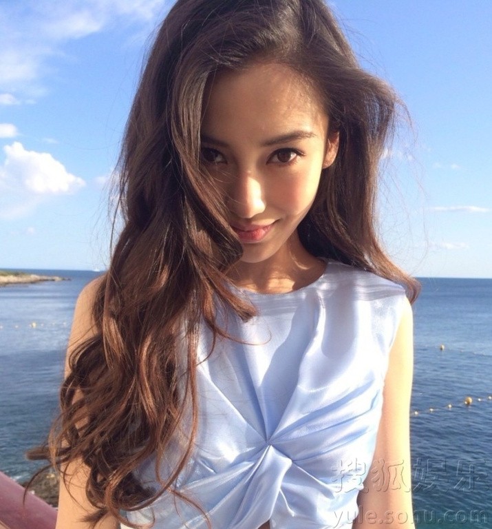 文咏珊微博晒出的婴儿脚丫照片截图