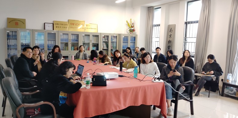 桑德琳近年在法国参加学术活动或艺术沙龙的照片，展现其独立从容的生活状态