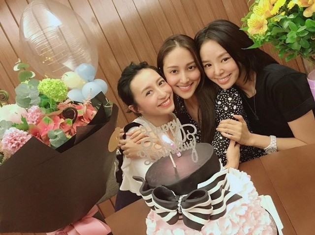 陈凯琳生日当天一家五口庆生合照