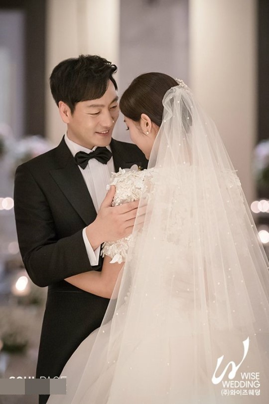 李靓蕾带三孩出席好友婚礼的现场照片