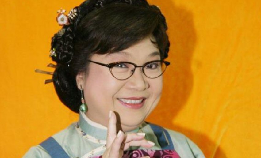 1967年沈殿霞（20岁）在TVB《欢乐今宵》节目中的主持画面，猫头鹰发型与黑框眼镜已初具雏形