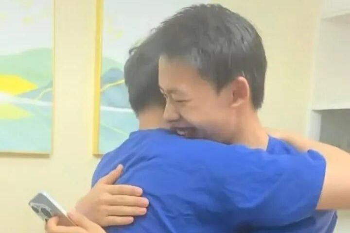 当事人社交动态截图，展示其日常积极营业的图文内容
