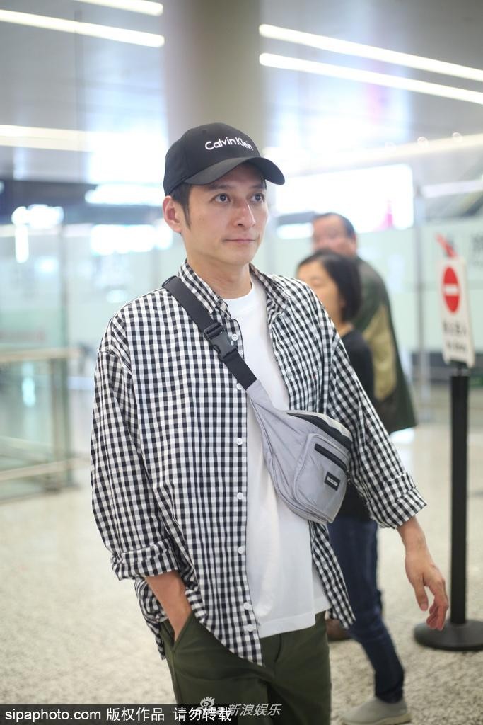 李维嘉近期现身机场背影照