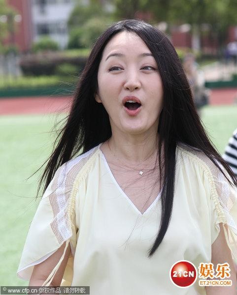 杨钰莹生活照，背景为自然风景，展现其温婉气质