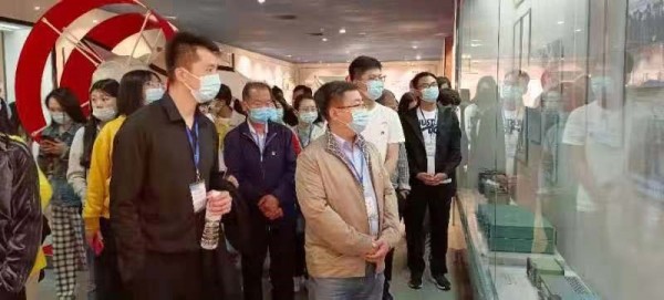 朱兆祥年轻时期旧照，西装造型英俊挺拔