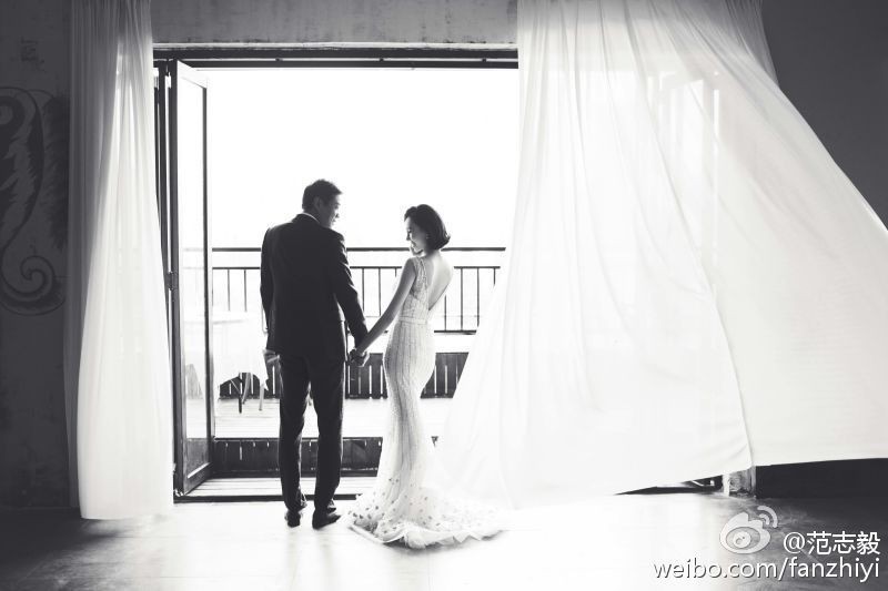 王迅与王依梓婚纱照，配文“2013年再婚”