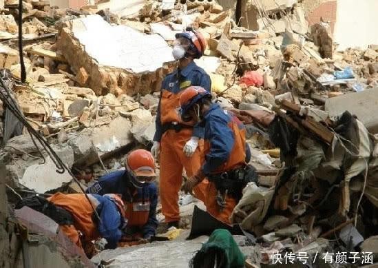 李连杰在汶川地震灾区参与救援的现场照片