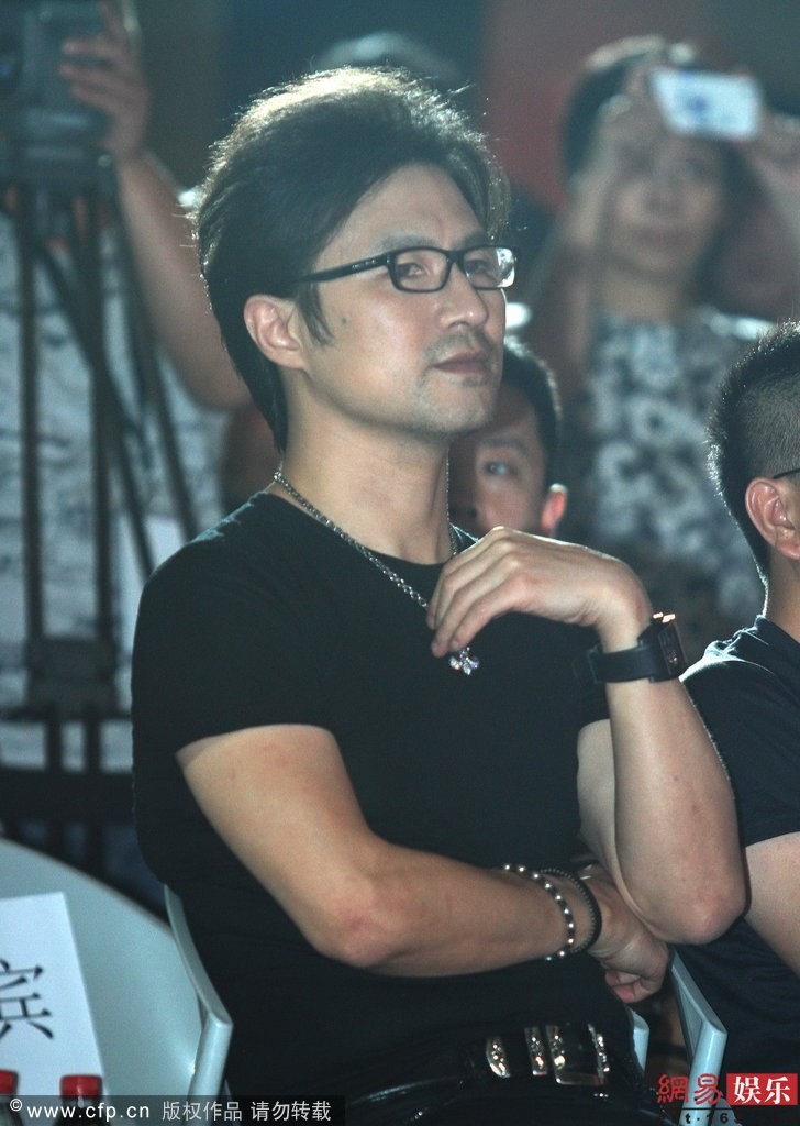 汪峰和森林北在机场十指紧扣的狗仔拍摄画面