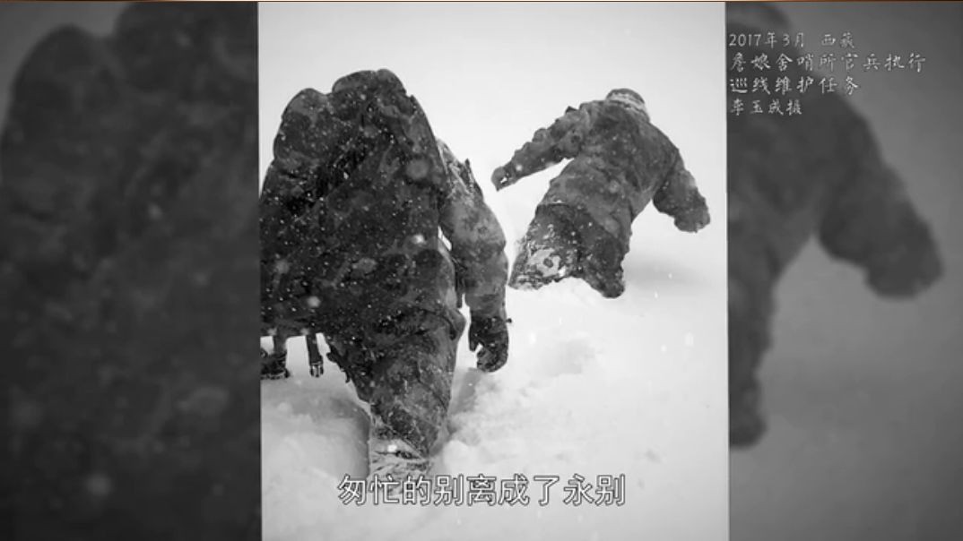 胡八一一行人面对巨大蛇骨阵时的渺小背影