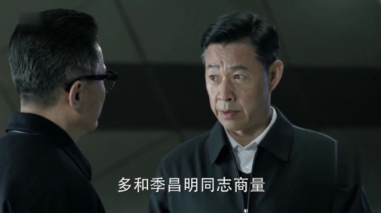 祁同伟在孤鹰岭小土屋内持枪对峙的剧照截图