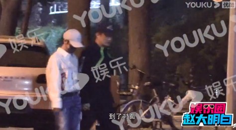 近期综艺互动中两人相视一笑的截图