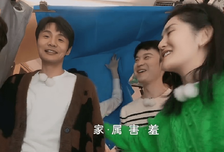 两人早期打歌节目后台同框旧照