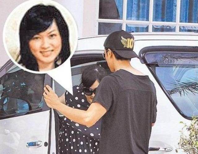 吴尊早年社交平台晒出的两人澳洲留学时期合影，青涩少年搂着短发女友