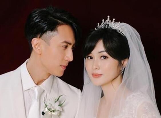 《婚前21天》节目中两人补办婚礼的感人画面，吴尊凝视穿婚纱的林丽吟