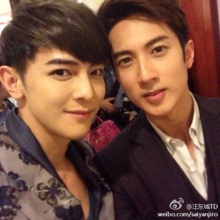 吴尊2026年2月1日社交平台晒出的30周年纪念合照，两人16岁时的青涩合影与近照对比