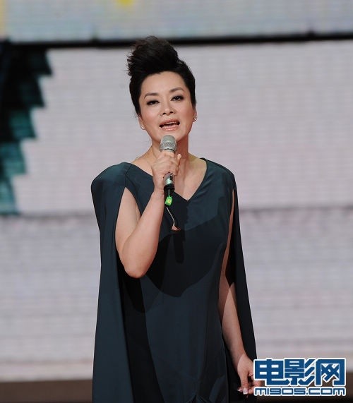 黄雅莉在房车旁抱着吉他唱歌的生活片段
