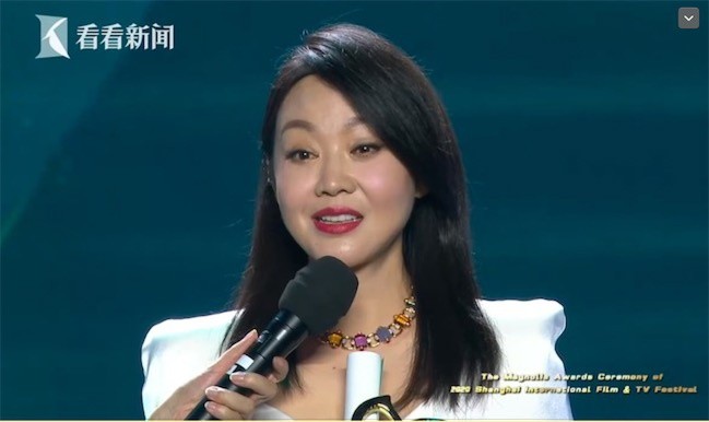 《隐身的名字》中闫妮与倪妮“母女档”对手戏截图