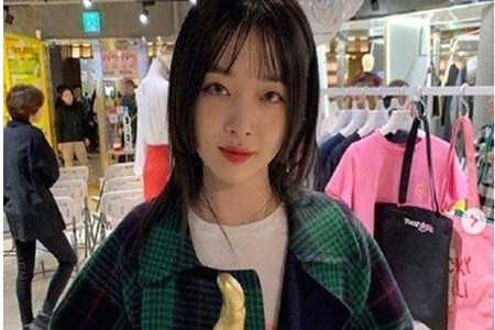 崔雪莉生前在《真理商店》综艺中含泪微笑的画面截图