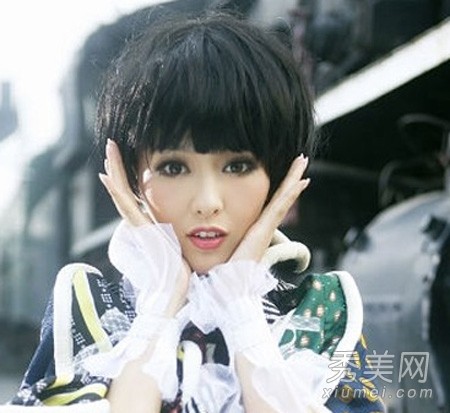 邱泽凭《当男人恋爱时》获奖剧照与唐嫣婚后活动照对比